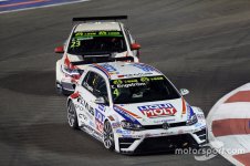 tcr-singapore-2015-tomas-engstrom-volkswagen-golf-tcr-liqui-moly-team-engstler.jpg